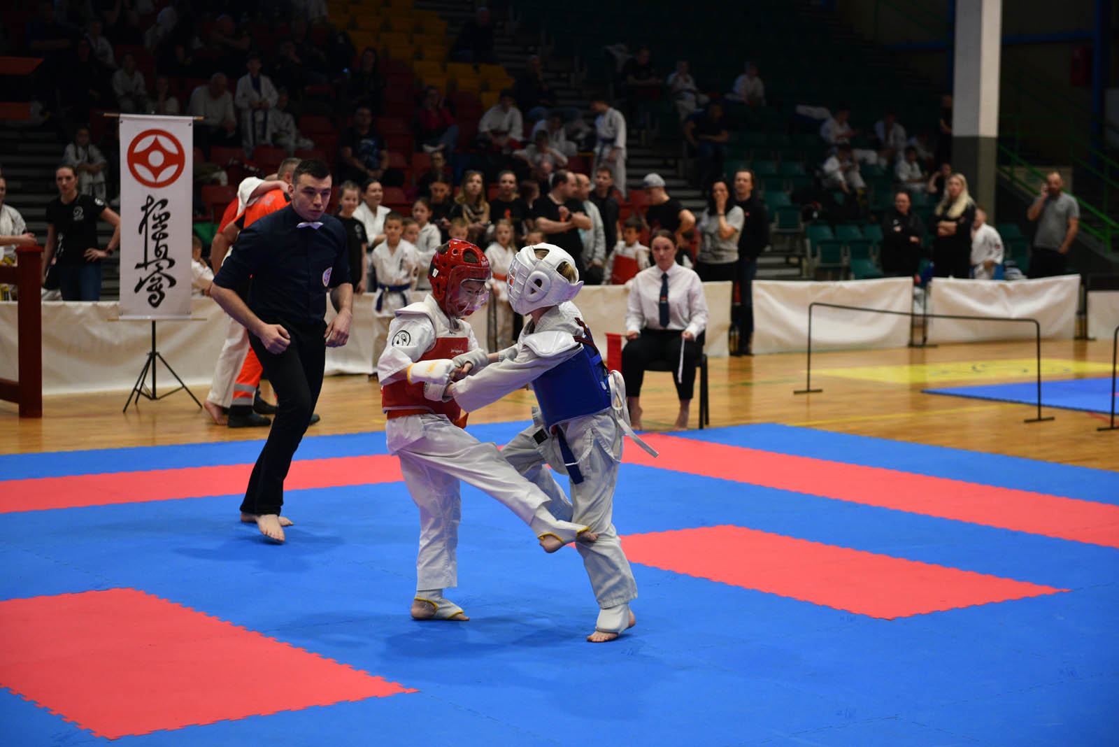 W hali sportowej przy ulicy Lotniczej walczą młodzi karatecy