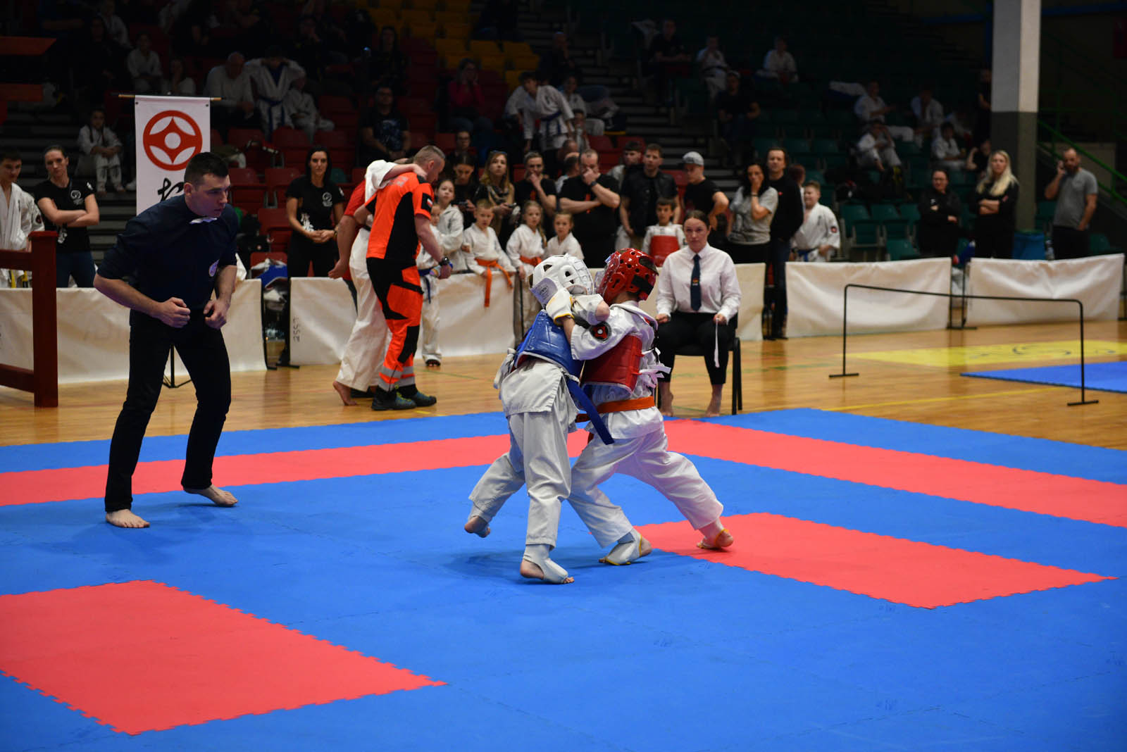 W hali sportowej przy ulicy Lotniczej walczą młodzi karatecy