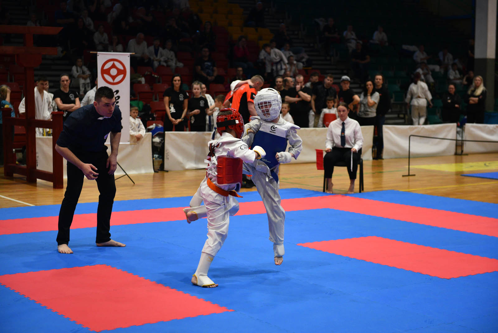W hali sportowej przy ulicy Lotniczej walczą młodzi karatecy