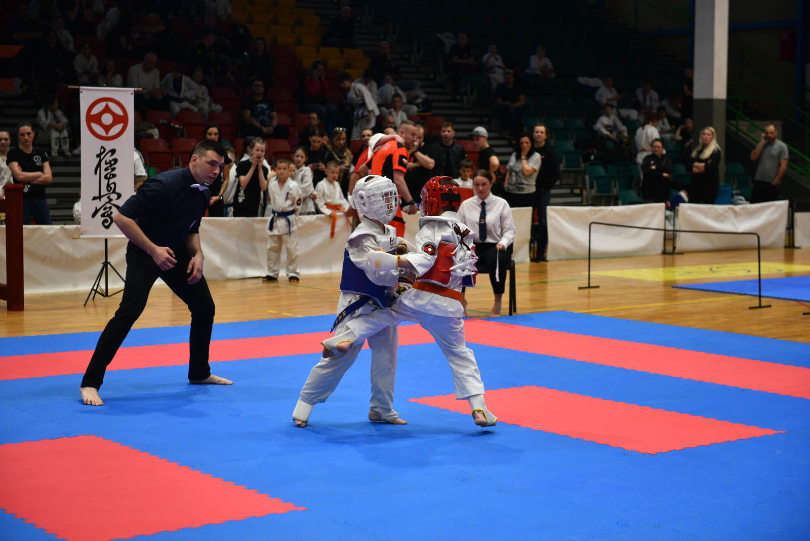 W hali sportowej przy ulicy Lotniczej walczą młodzi karatecy
