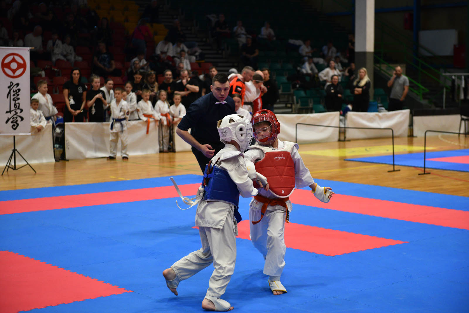 W hali sportowej przy ulicy Lotniczej walczą młodzi karatecy