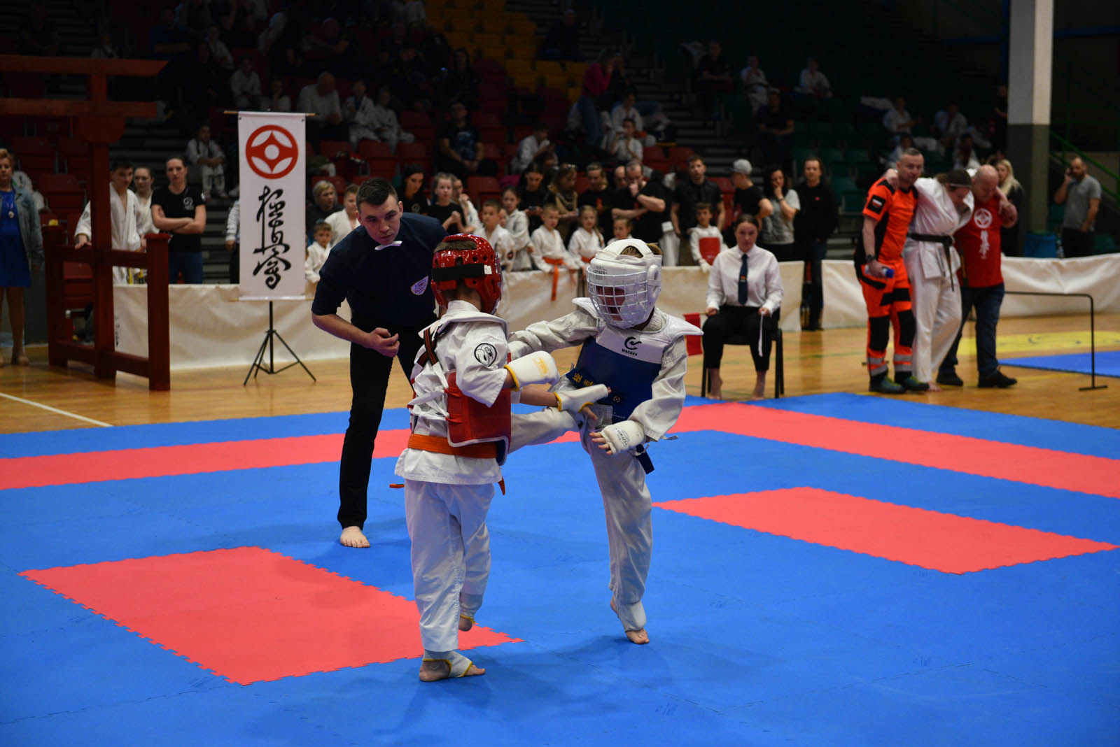 W hali sportowej przy ulicy Lotniczej walczą młodzi karatecy