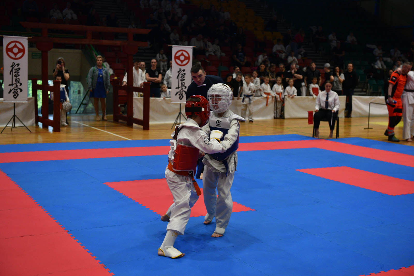 W hali sportowej przy ulicy Lotniczej walczą młodzi karatecy