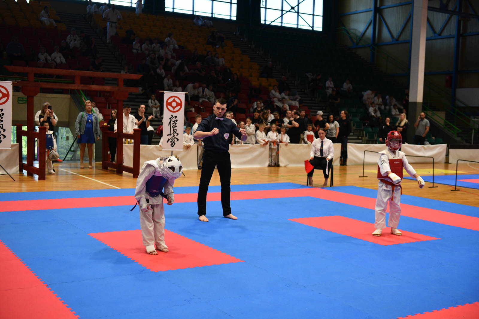 W hali sportowej przy ulicy Lotniczej walczą młodzi karatecy