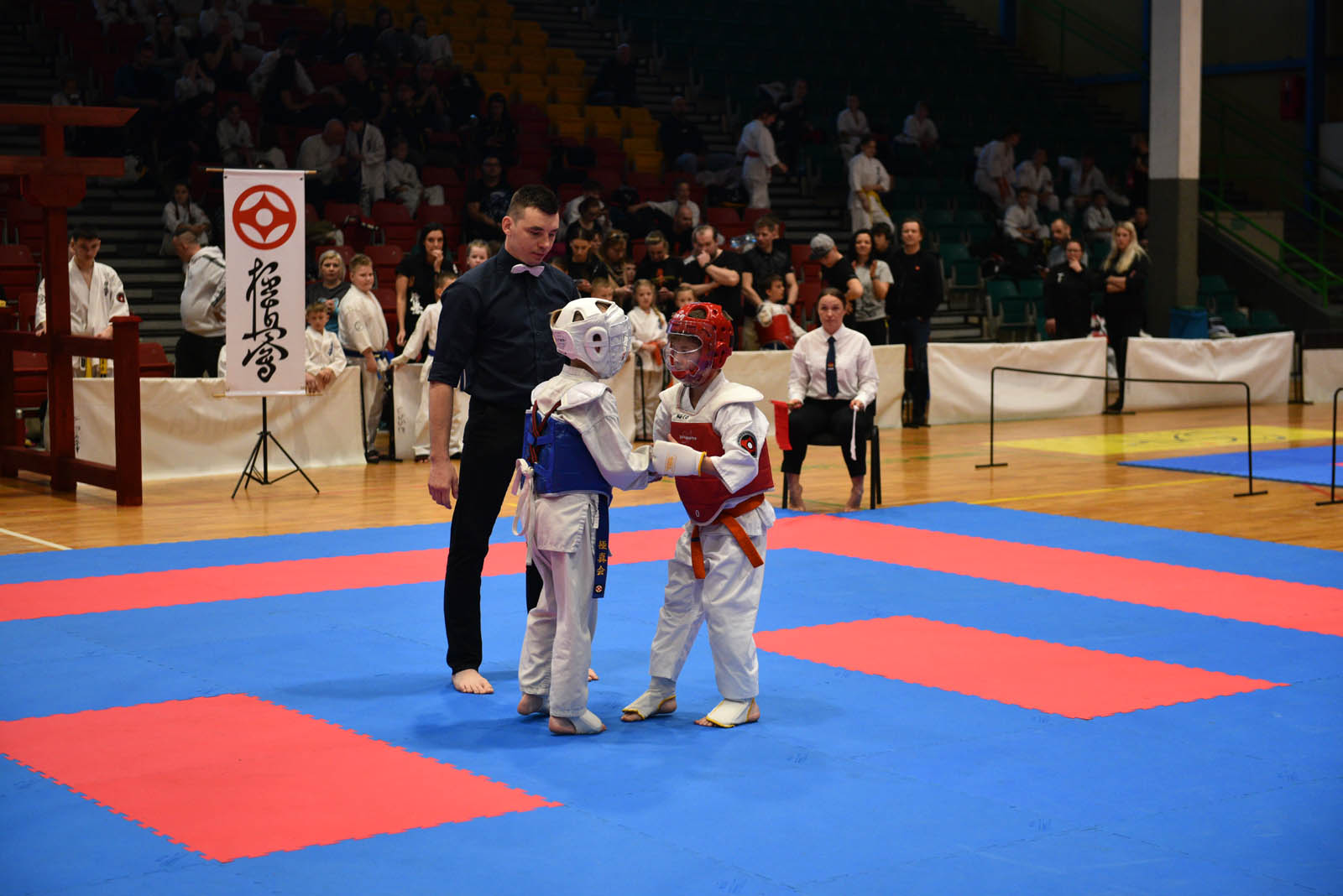 W hali sportowej przy ulicy Lotniczej walczą młodzi karatecy