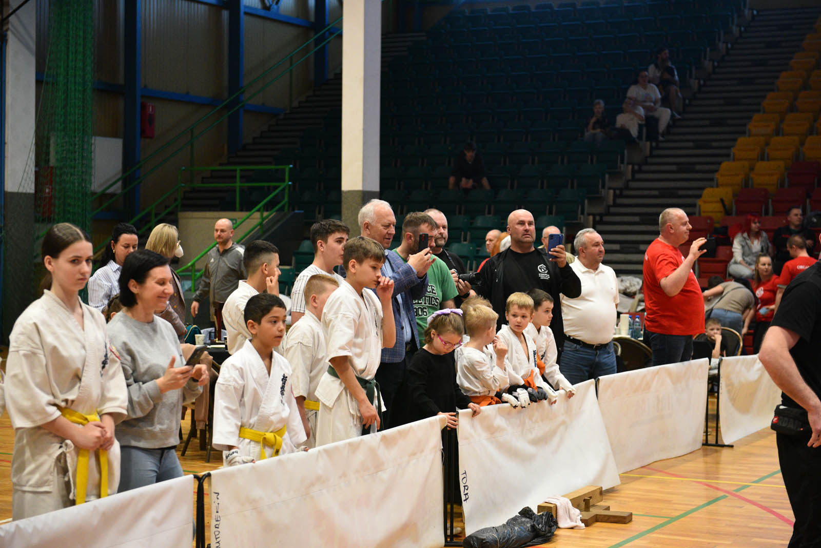 W hali sportowej przy ulicy Lotniczej walczą młodzi karatecy