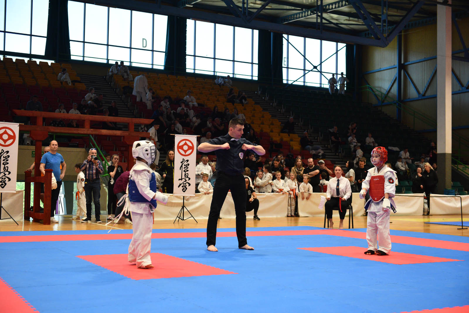 W hali sportowej przy ulicy Lotniczej walczą młodzi karatecy