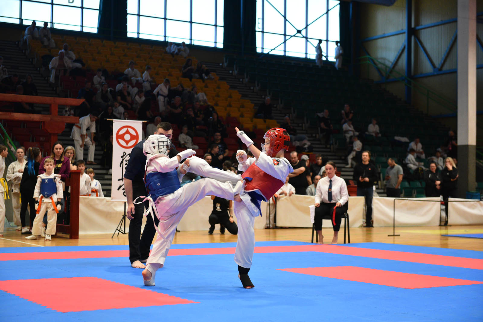 W hali sportowej przy ulicy Lotniczej walczą młodzi karatecy