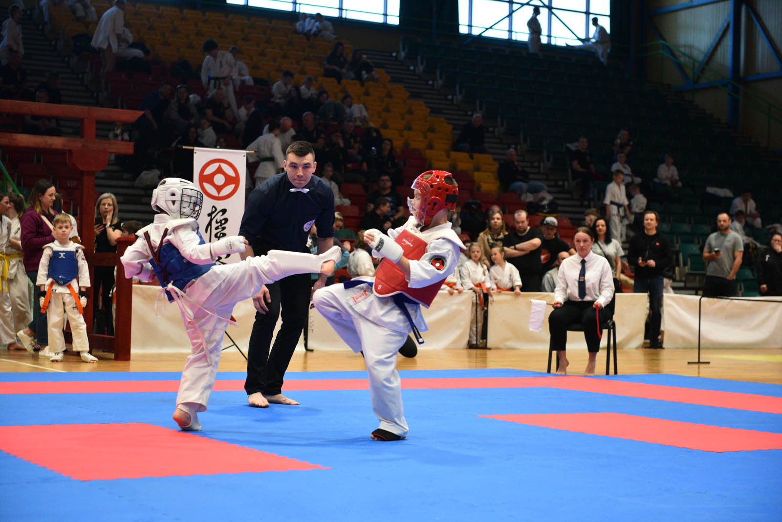 W hali sportowej przy ulicy Lotniczej walczą młodzi karatecy