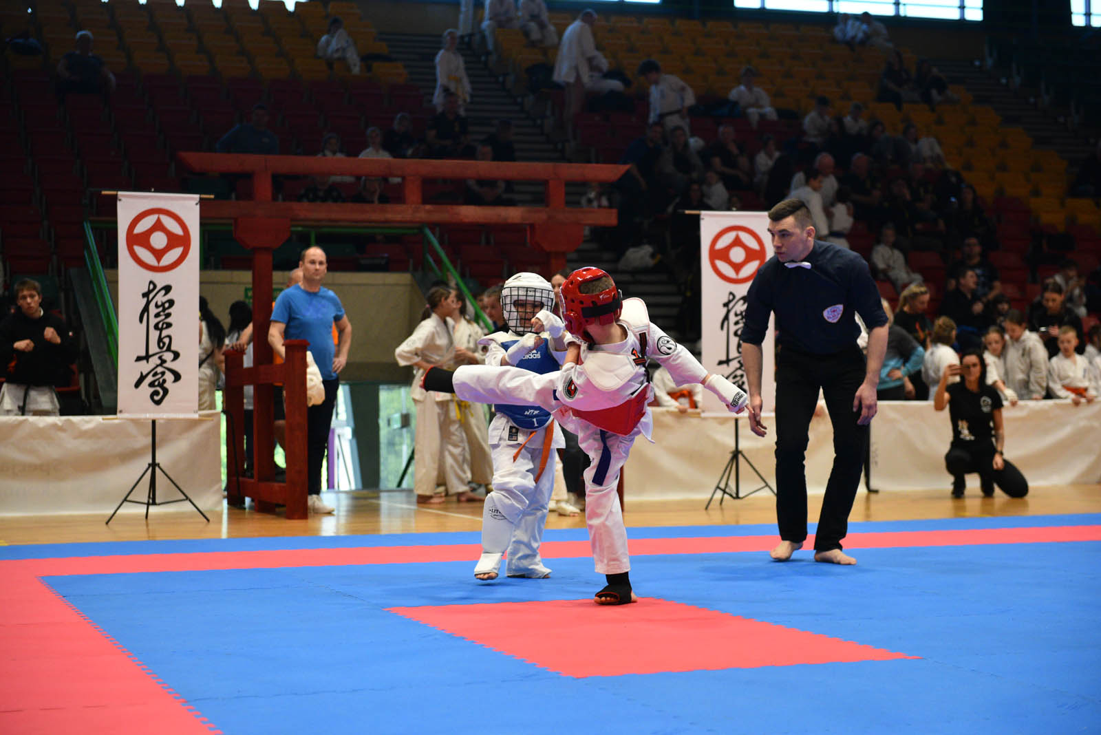 W hali sportowej przy ulicy Lotniczej walczą młodzi karatecy
