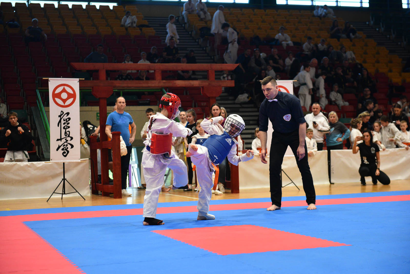 W hali sportowej przy ulicy Lotniczej walczą młodzi karatecy