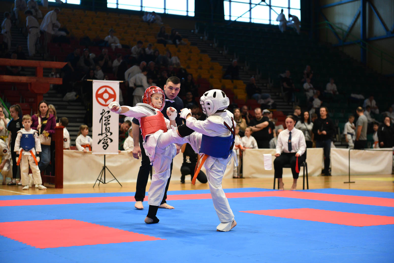 W hali sportowej przy ulicy Lotniczej walczą młodzi karatecy