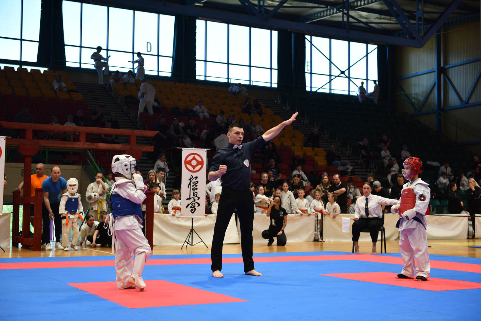 W hali sportowej przy ulicy Lotniczej walczą młodzi karatecy