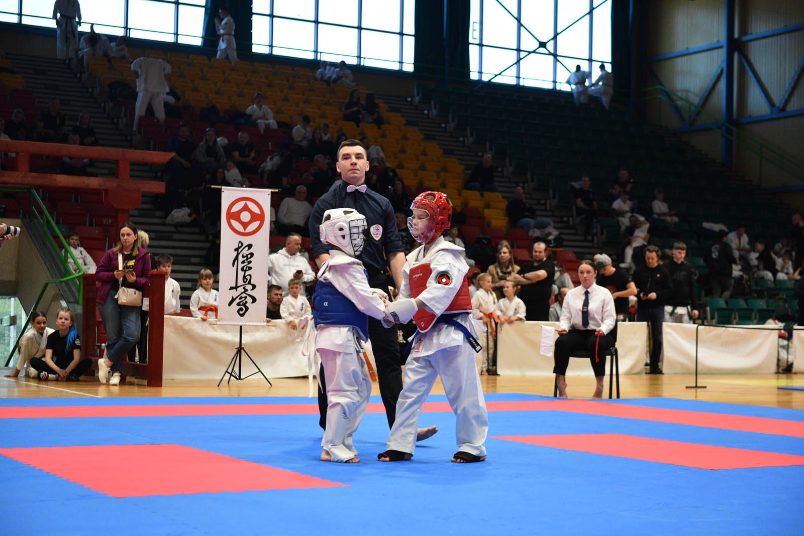 W hali sportowej przy ulicy Lotniczej walczą młodzi karatecy