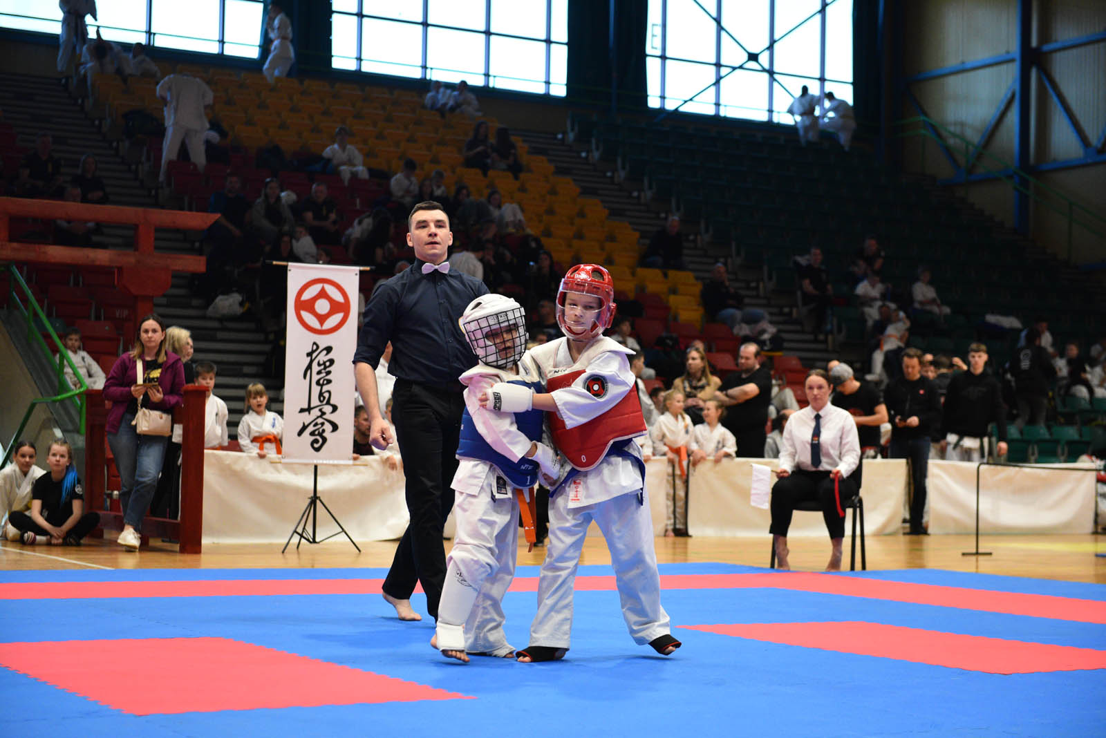 W hali sportowej przy ulicy Lotniczej walczą młodzi karatecy
