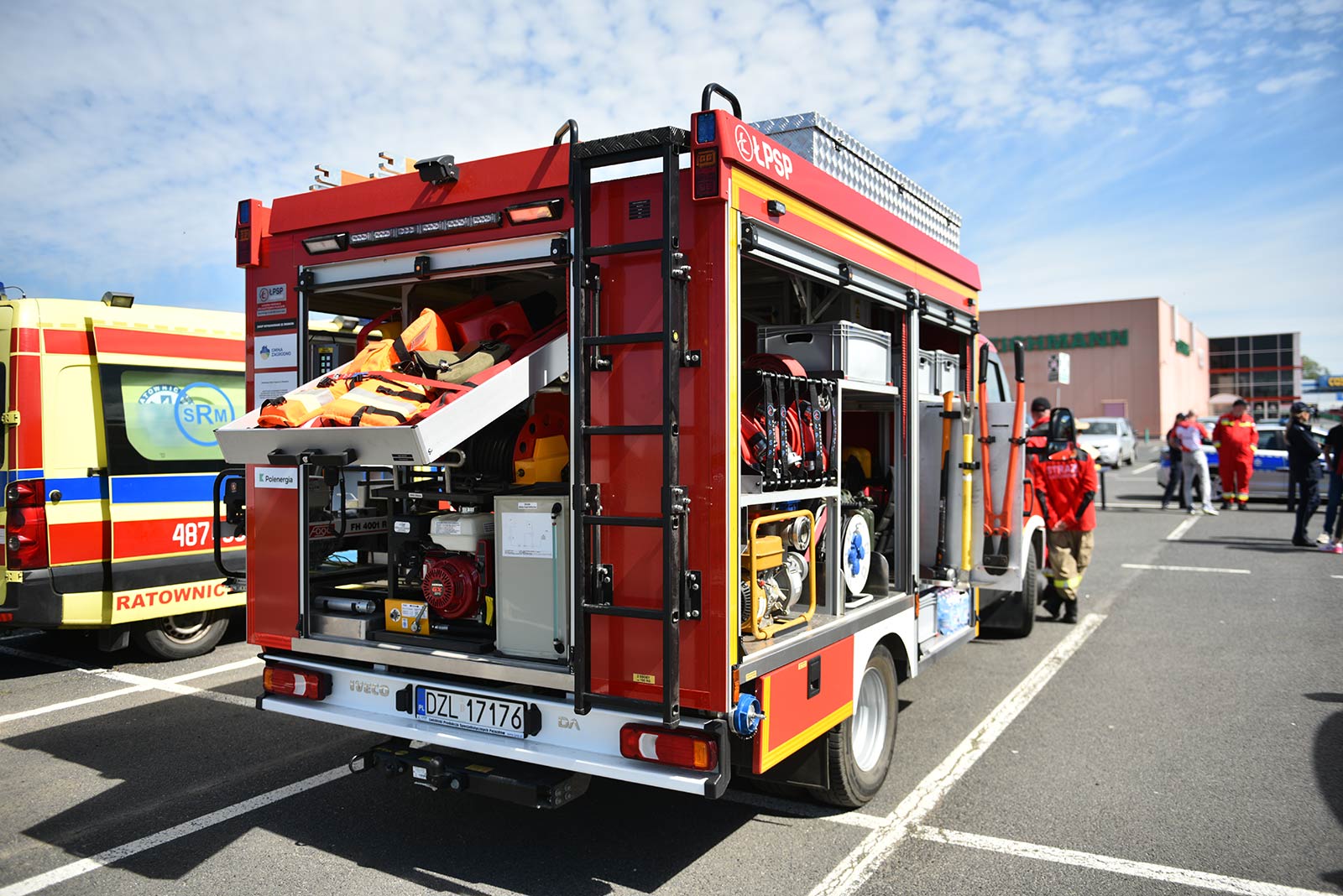 Wykorzystali handlową niedzielę i podstawili krwiobus pod Auchan