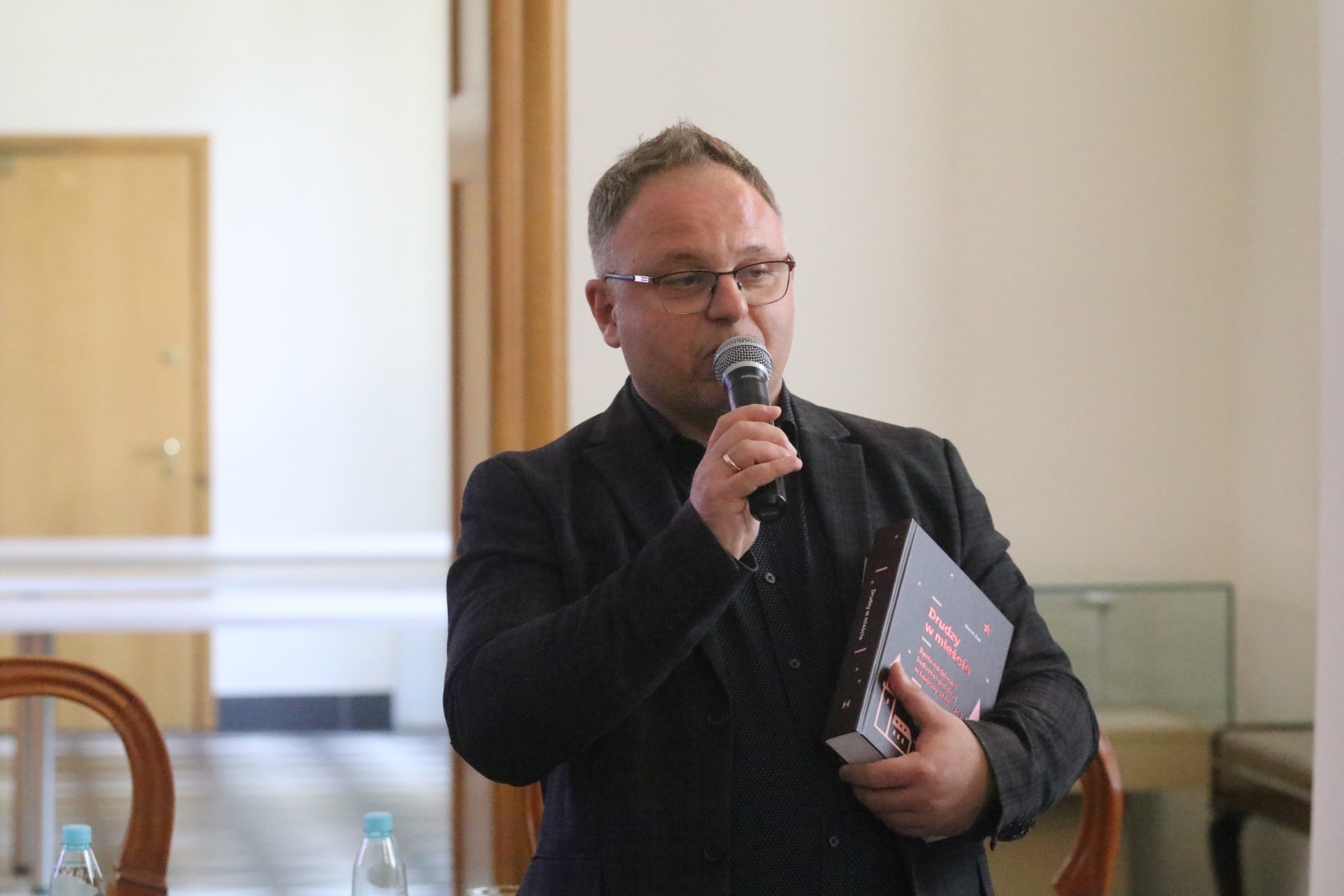 Tłumy na promocji książki „Drudzy w mieście” Marka Żaka
