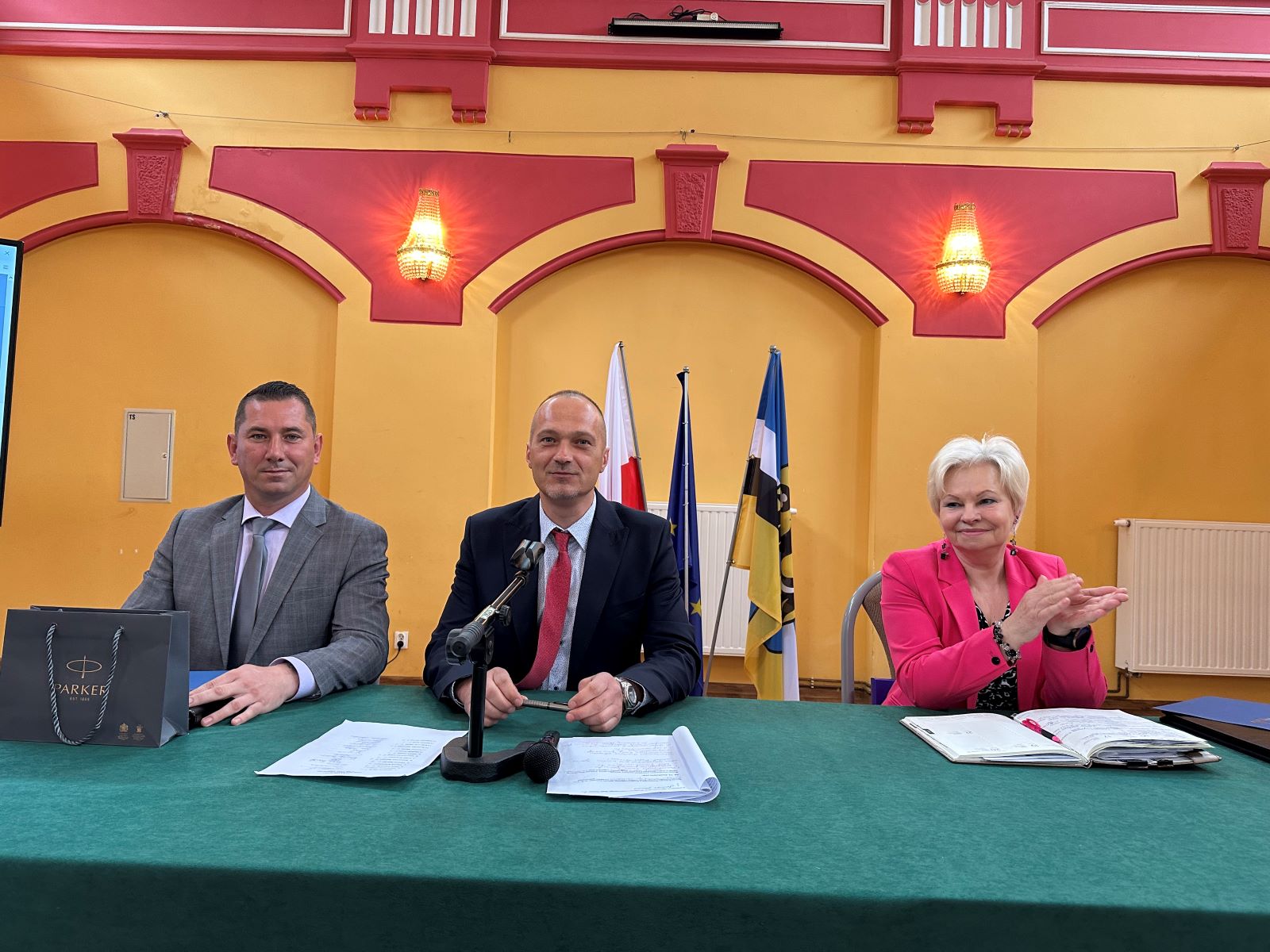 Nowa rada i wójt objęli mandaty i sprawują władzę w gminie