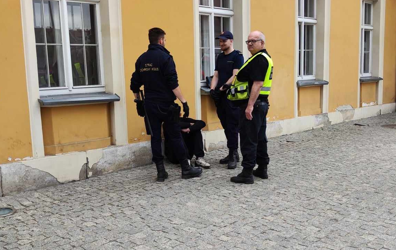 Awantura przed dworcem. Agresorzy zostali zatrzymani