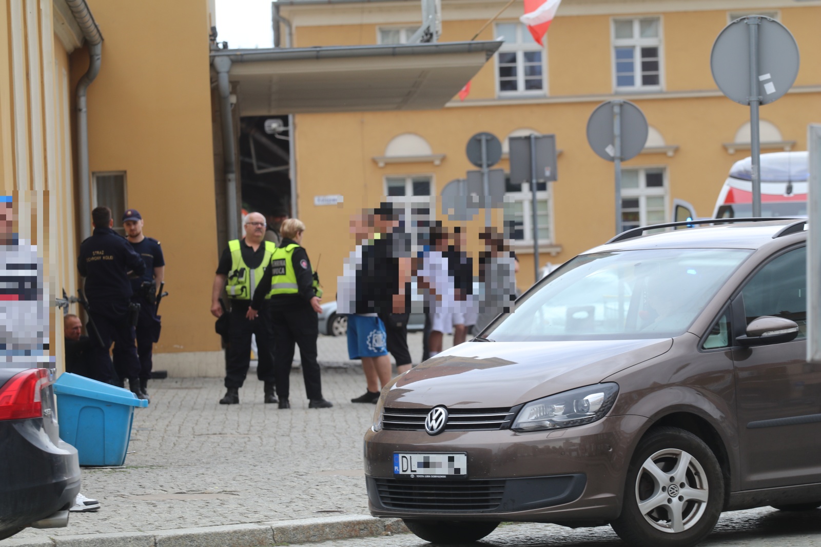 Awantura przed dworcem. Agresorzy zostali zatrzymani