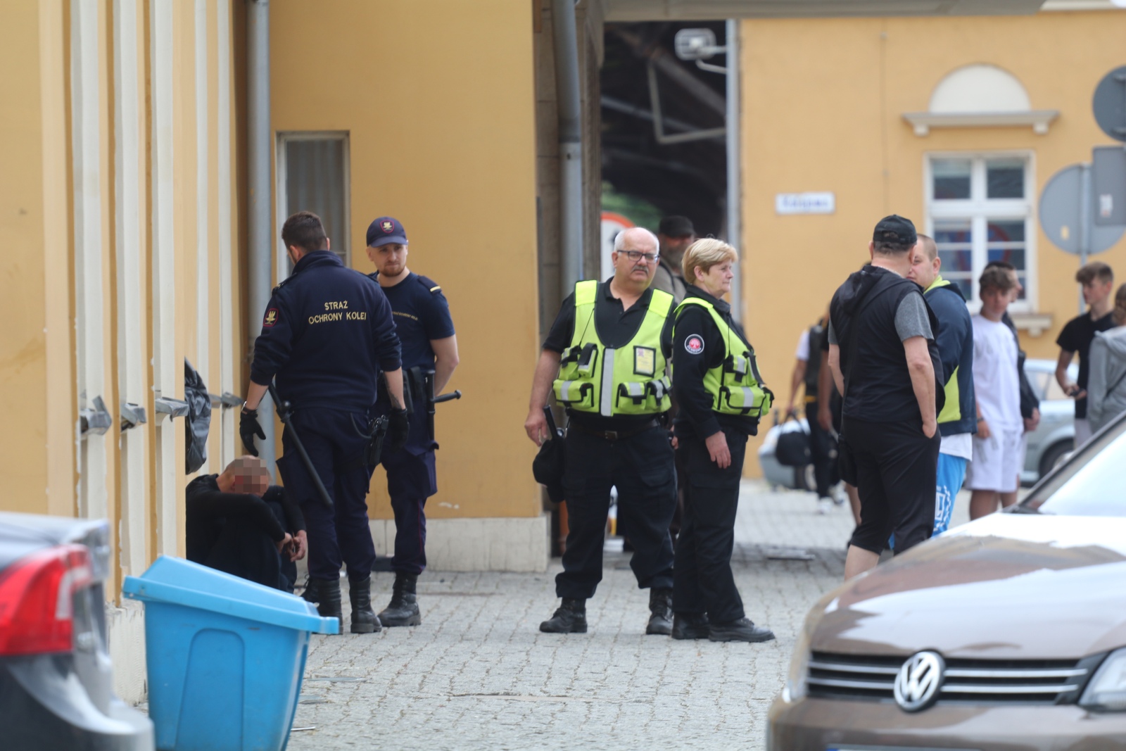 Awantura przed dworcem. Agresorzy zostali zatrzymani