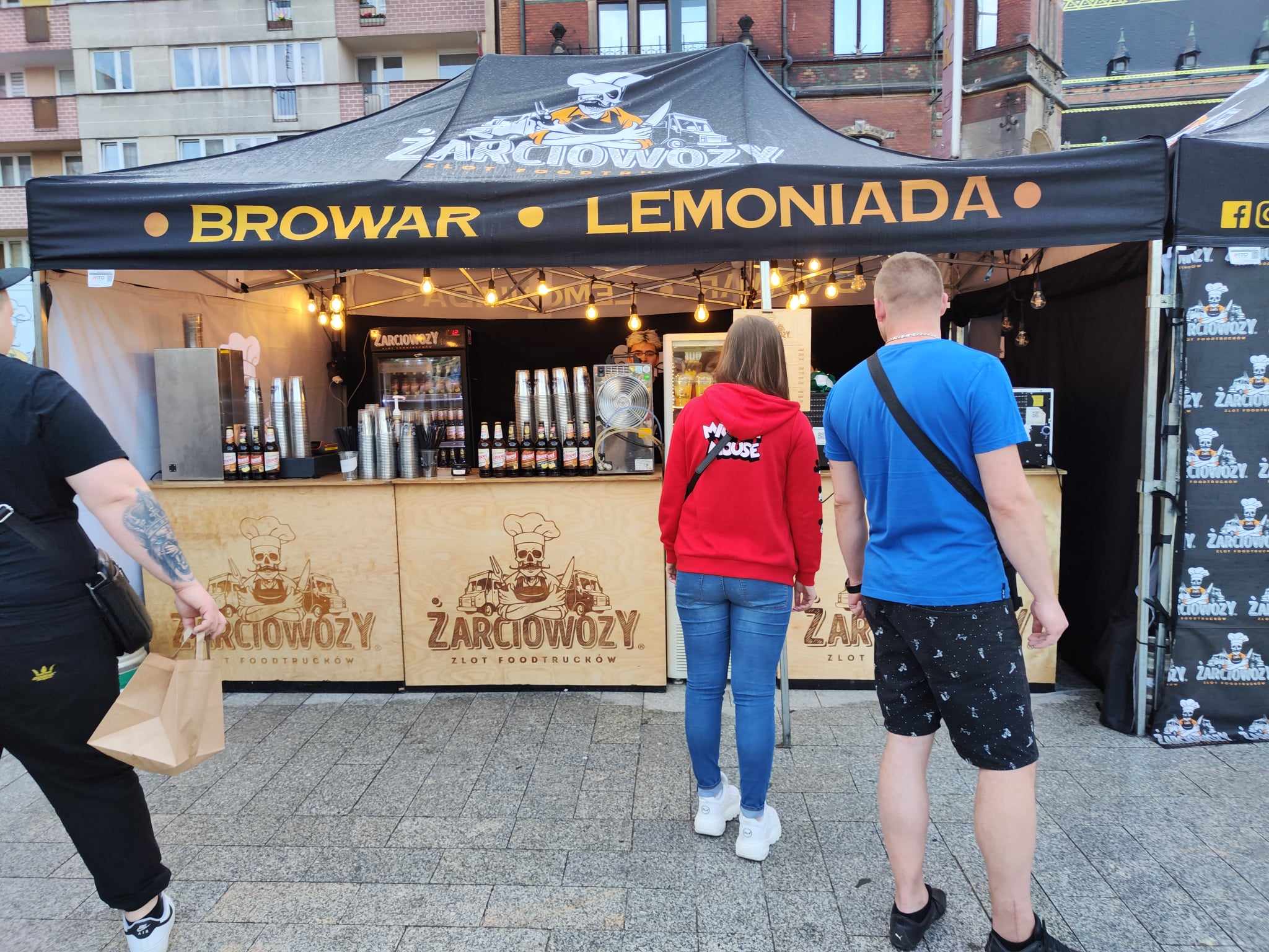 Żarciowozy w Legnicy, weekendowe stołowanie na Placu Słowiańskim