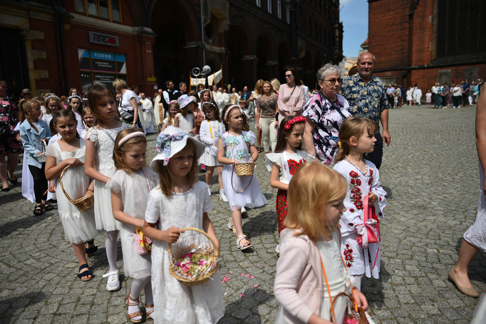 Boże Ciało. Tłumy wiernych przeszły w czwartek ulicami Legnicy