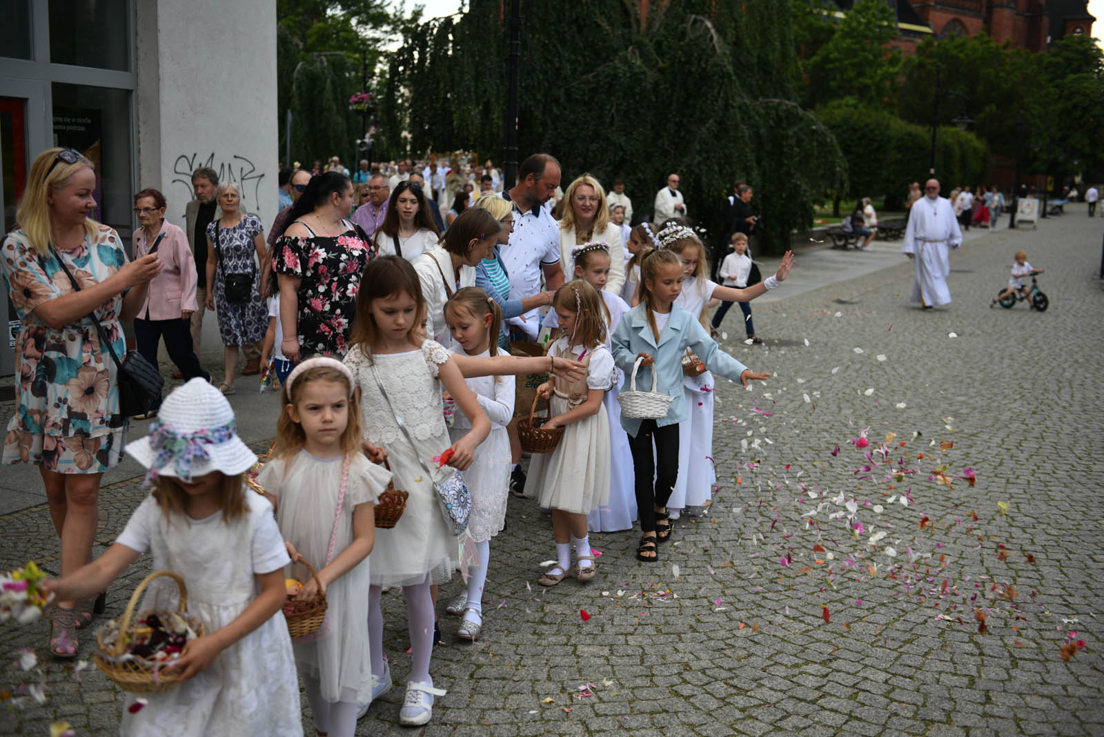 Boże Ciało. Tłumy wiernych przeszły w czwartek ulicami Legnicy