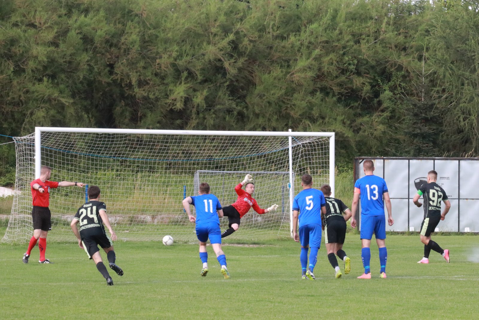 Mimo remisu do przerwy Konfeks 