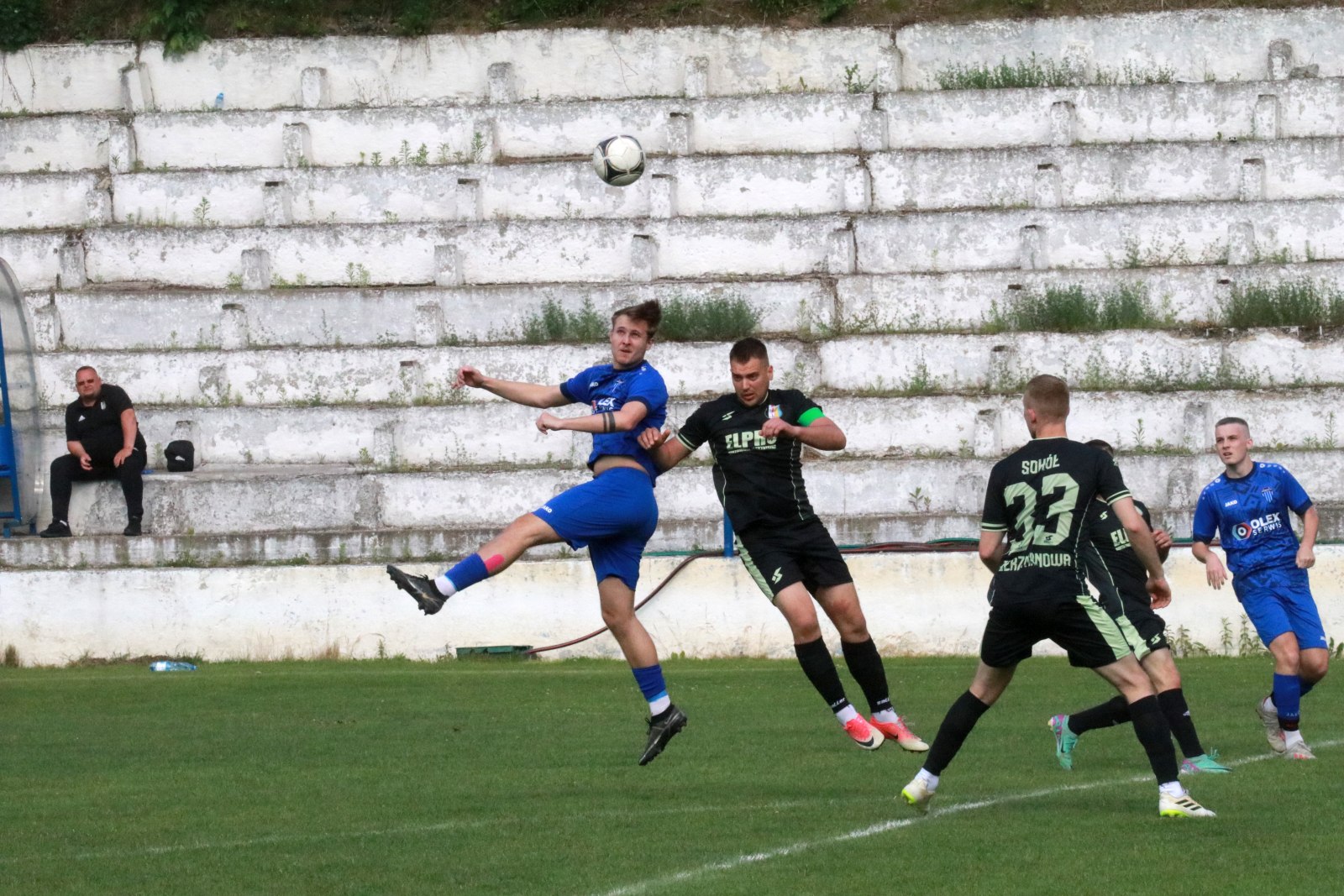 Mimo remisu do przerwy Konfeks 