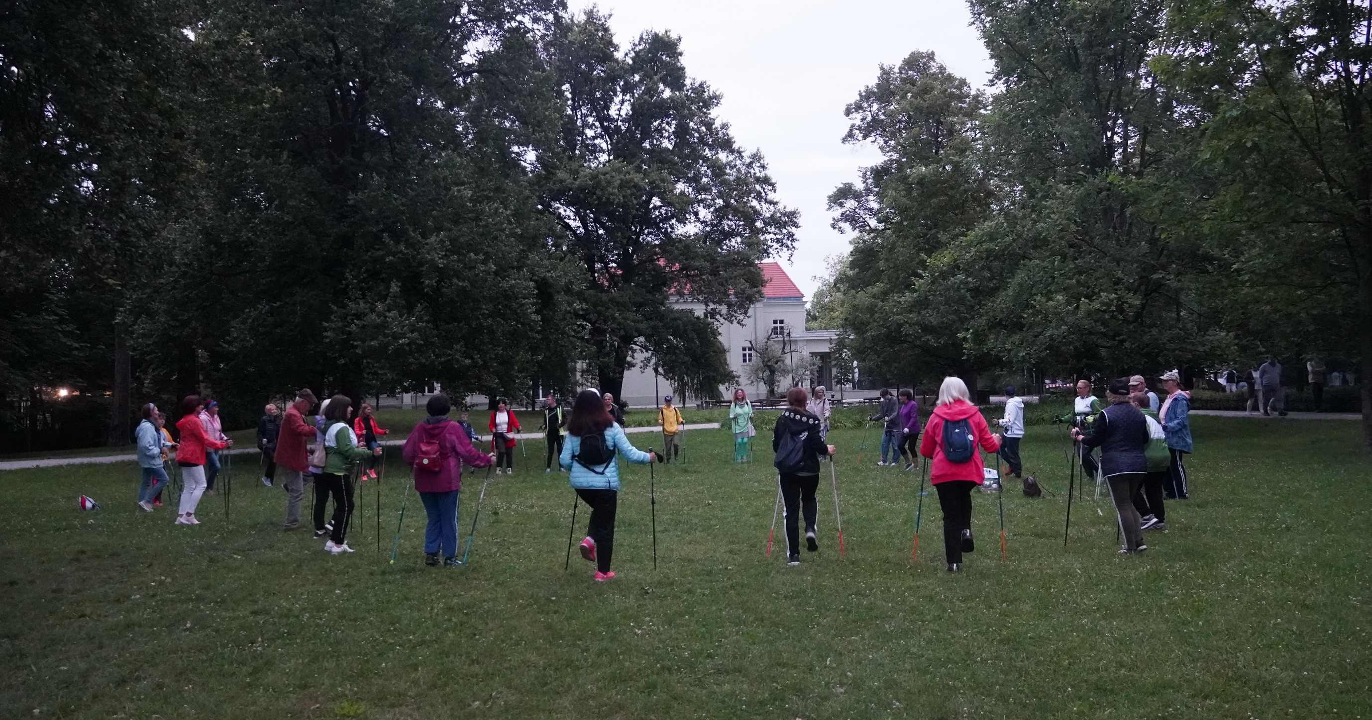 Integracyjne zajęcia Nordic Walking z iluminacją w tle