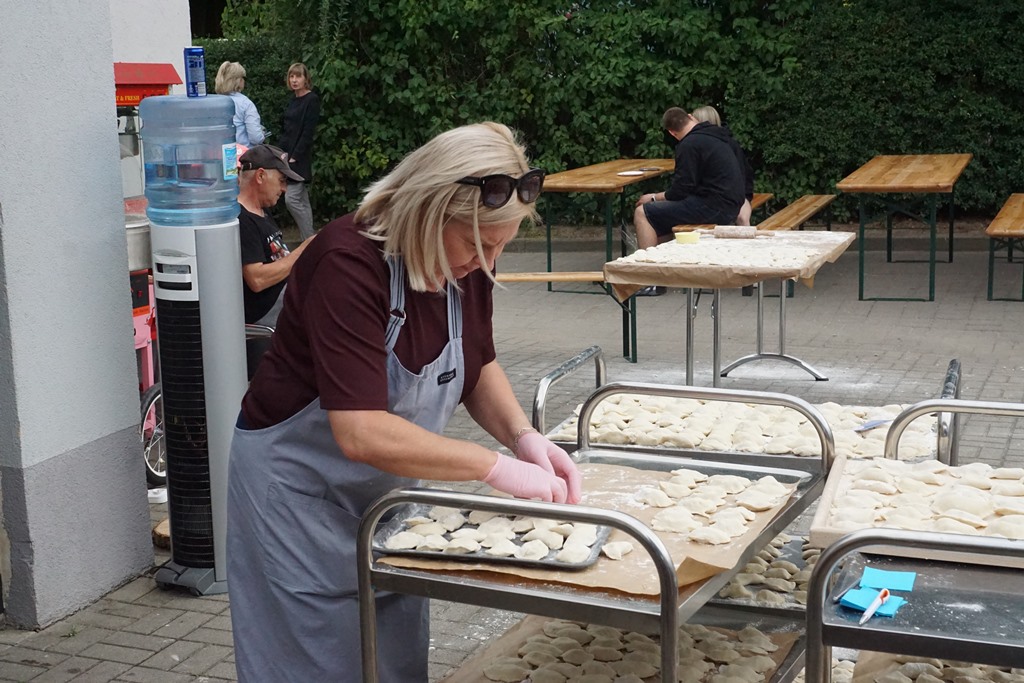 Piknik Rodzinny  w Pątnowie Legnickim: Konkurs lepienia pierogów