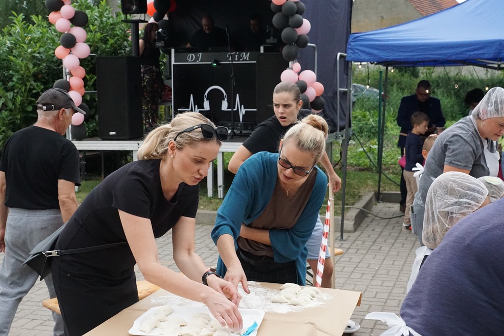 Piknik Rodzinny  w Pątnowie Legnickim: Konkurs lepienia pierogów