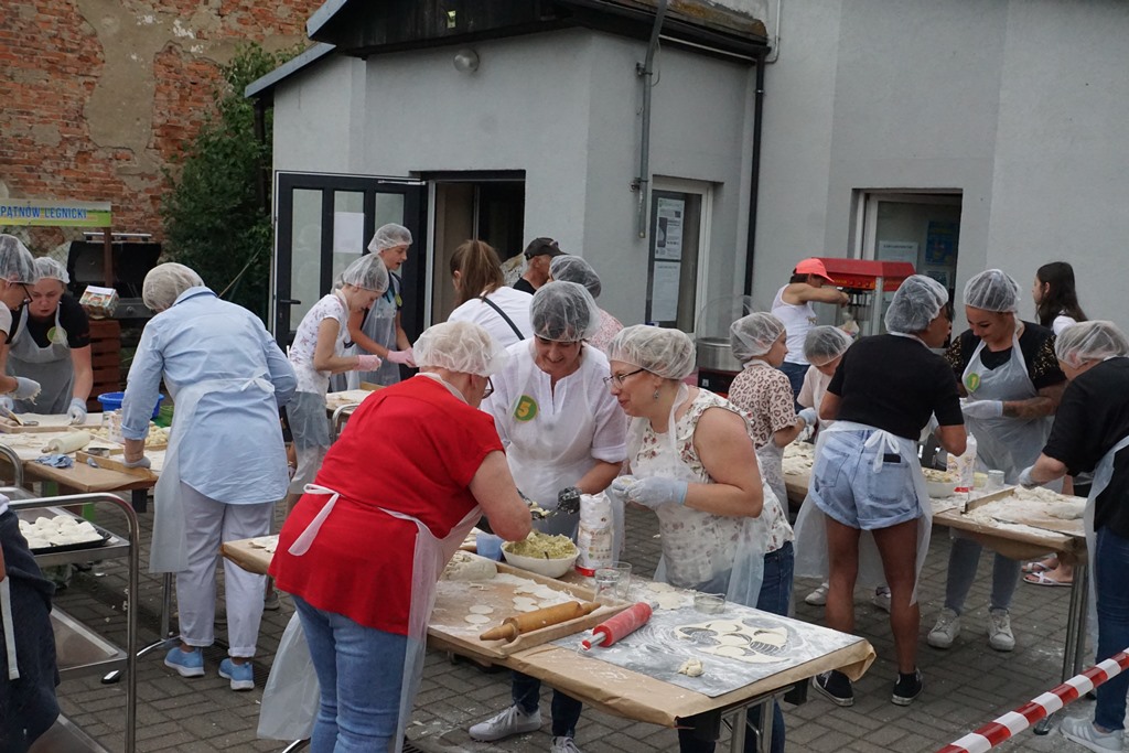 Piknik Rodzinny  w Pątnowie Legnickim: Konkurs lepienia pierogów