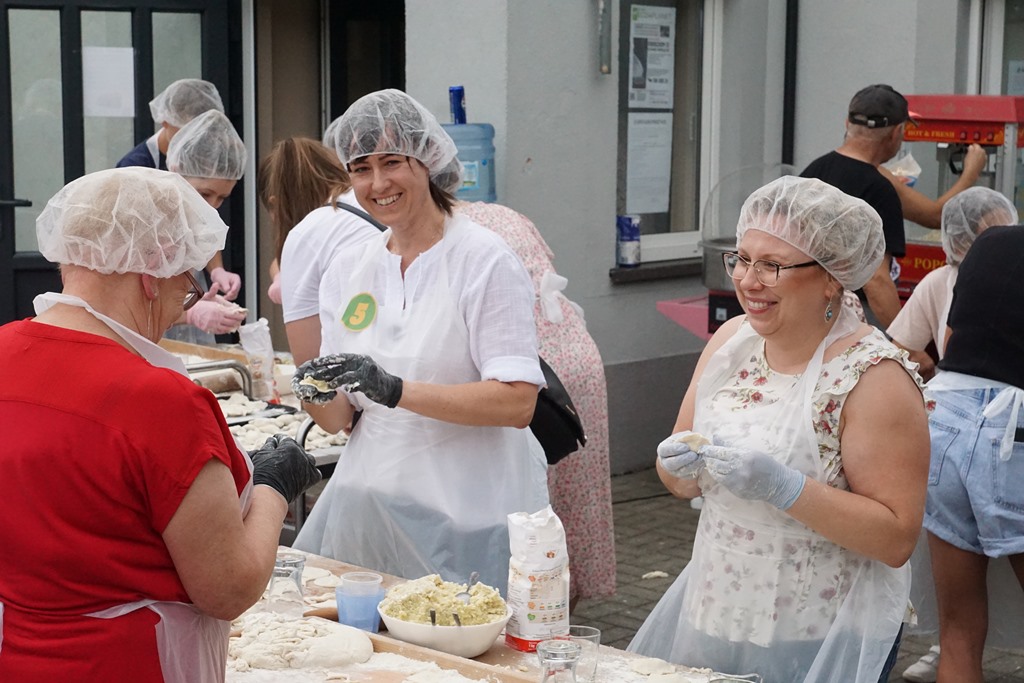 Piknik Rodzinny  w Pątnowie Legnickim: Konkurs lepienia pierogów