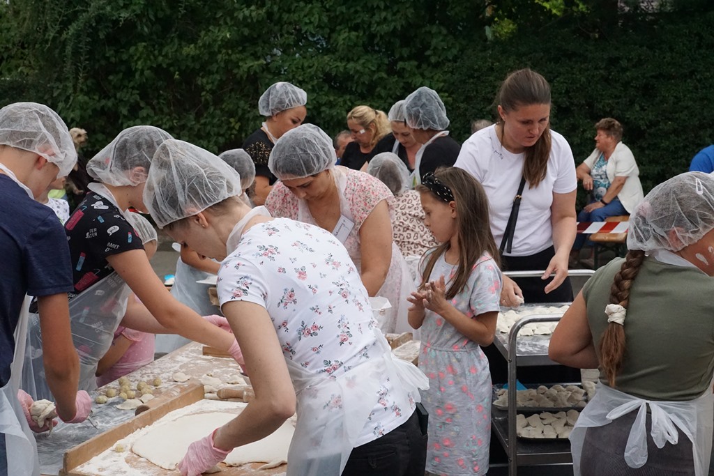 Piknik Rodzinny  w Pątnowie Legnickim: Konkurs lepienia pierogów