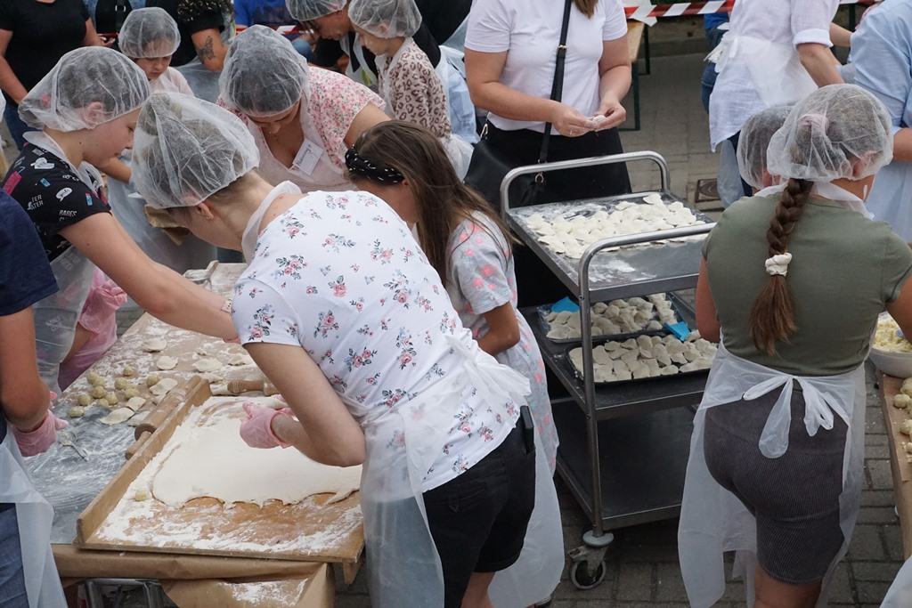 Piknik Rodzinny  w Pątnowie Legnickim: Konkurs lepienia pierogów