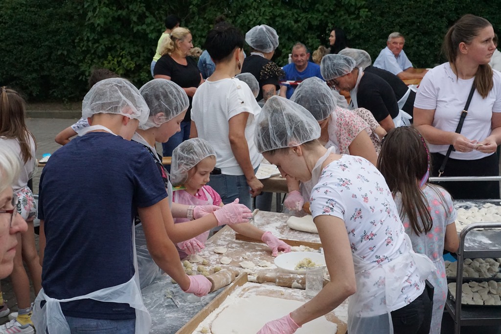 Piknik Rodzinny  w Pątnowie Legnickim: Konkurs lepienia pierogów