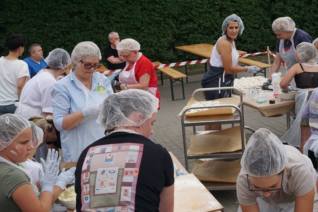Piknik Rodzinny  w Pątnowie Legnickim: Konkurs lepienia pierogów
