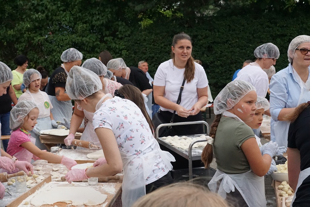 Piknik Rodzinny  w Pątnowie Legnickim: Konkurs lepienia pierogów