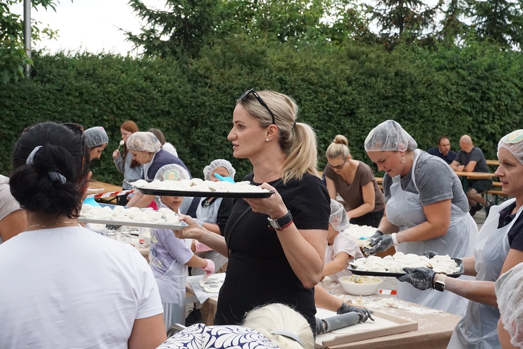 Piknik Rodzinny  w Pątnowie Legnickim: Konkurs lepienia pierogów