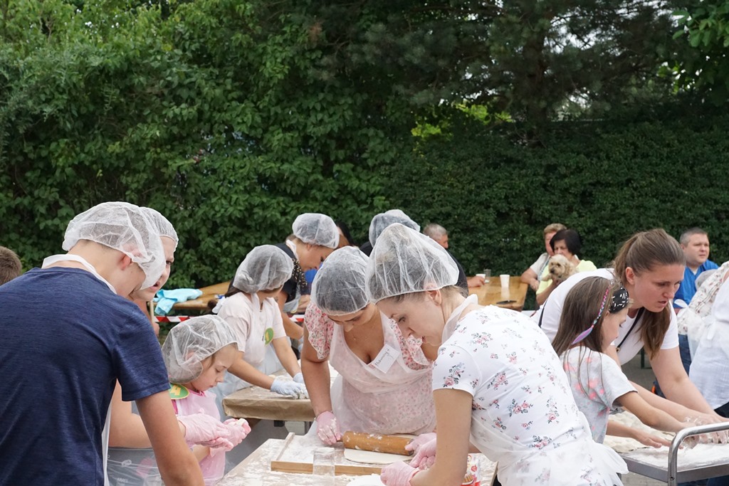 Piknik Rodzinny  w Pątnowie Legnickim: Konkurs lepienia pierogów