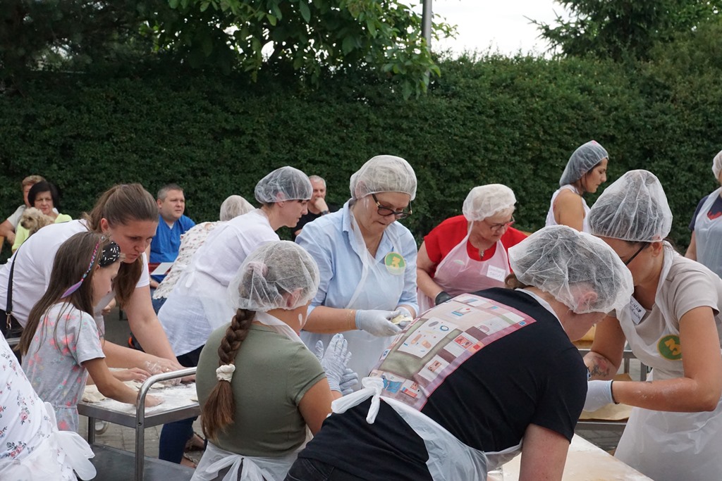 Piknik Rodzinny  w Pątnowie Legnickim: Konkurs lepienia pierogów