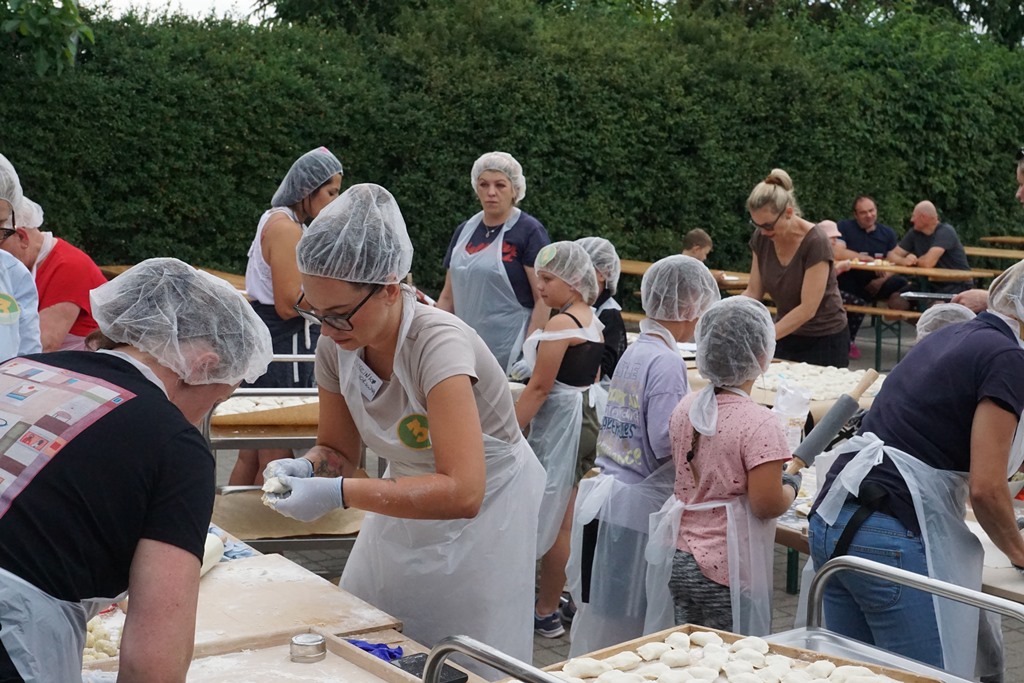 Piknik Rodzinny  w Pątnowie Legnickim: Konkurs lepienia pierogów