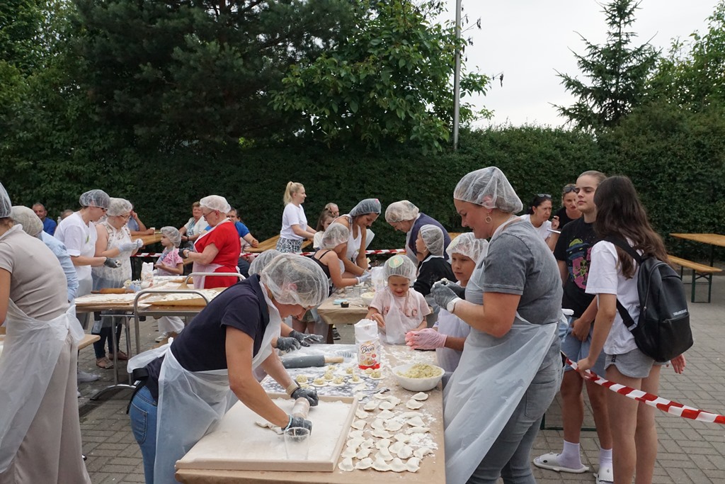 Piknik Rodzinny  w Pątnowie Legnickim: Konkurs lepienia pierogów