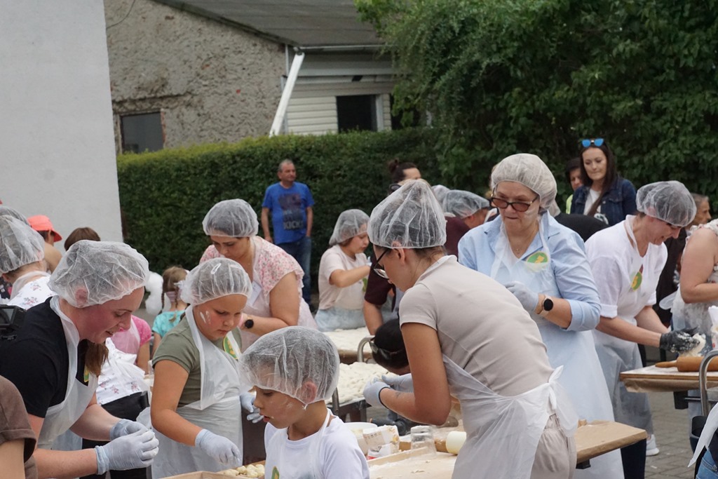 Piknik Rodzinny  w Pątnowie Legnickim: Konkurs lepienia pierogów