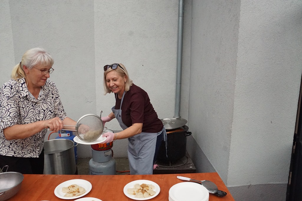 Piknik Rodzinny  w Pątnowie Legnickim: Konkurs lepienia pierogów