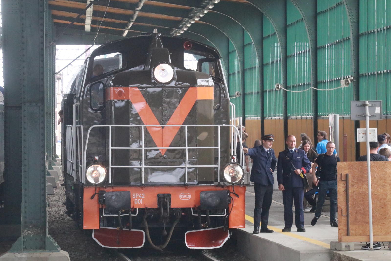 Legnica na trasie inauguracyjnej podróży lokomotywy SP42 - 001