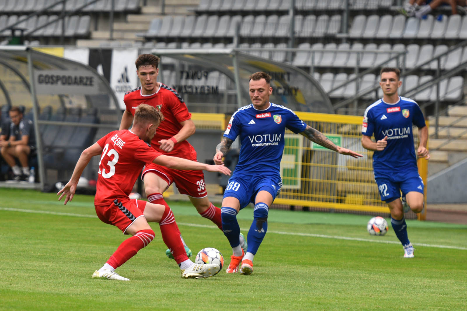 Miedź Legnica triumfuje w meczu po prezentacji
