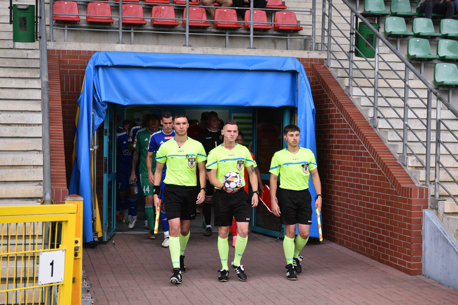 Miedź Legnica triumfuje w meczu po prezentacji
